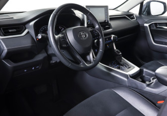 Подержанный автомобиль Toyota RAV4 2021 года (14 фото)