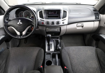 Подержанный автомобиль Mitsubishi L200 2011 года (14 фото)