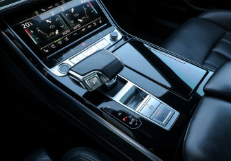 Подержанный автомобиль Audi A8 2022 года (20 фото)
