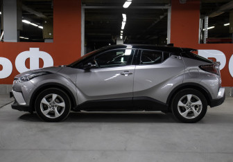 Подержанный автомобиль Toyota C-HR 2019 года (8 фото)