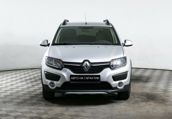 Подержанный автомобиль Renault Sandero 2017 года (2 фото)