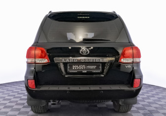 Подержанный автомобиль Toyota Land Cruiser Suv 2010 года (6 фото)