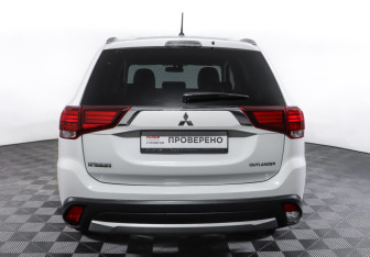 Подержанный автомобиль Mitsubishi Outlander 2015 года (6 фото)