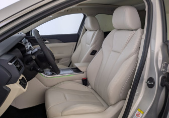 Подержанный автомобиль Hongqi H5 2022 года (20 фото)