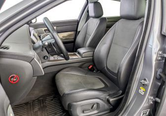 Подержанный автомобиль Jaguar XF Sedan 2014 года (20 фото)