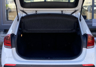 Подержанный автомобиль BMW X1 2011 года (10 фото)