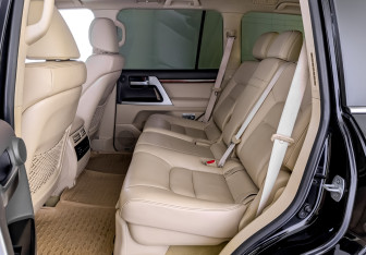 Подержанный автомобиль Toyota Land Cruiser Suv 2016 года (12 фото)