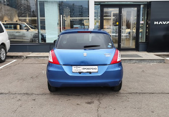 Подержанный автомобиль Suzuki Swift Hatchback 2015 года (6 фото)