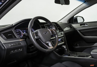 Подержанный автомобиль Hyundai Sonata 2017 года (10 фото)