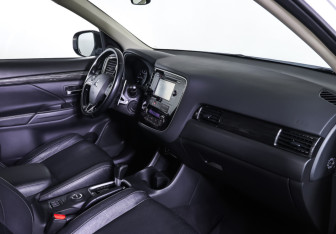 Подержанный автомобиль Mitsubishi Outlander 2015 года (11 фото)
