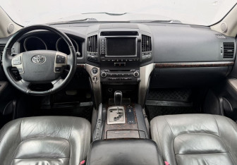 Подержанный автомобиль Toyota Land Cruiser Suv 2008 года (16 фото)