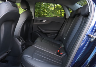 Подержанный автомобиль Audi A4 Sedan 2018 года (10 фото)