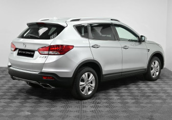 Подержанный автомобиль DongFeng AX7 2017 года (4 фото)