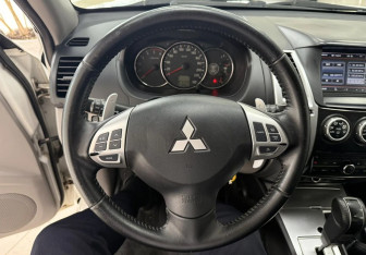Подержанный автомобиль Mitsubishi Pajero Sport 2013 года (11 фото)