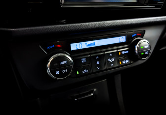 Подержанный автомобиль Toyota Corolla Sedan 2013 года (25 фото)