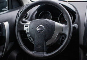 Подержанный автомобиль Nissan Qashqai 2008 года (15 фото)