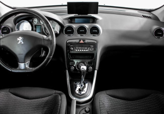 Подержанный автомобиль Peugeot 308 Hatchback 2012 года (12 фото)