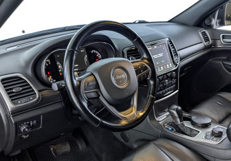 Подержанный автомобиль Jeep Grand Cherokee 2021 года (15 фото)