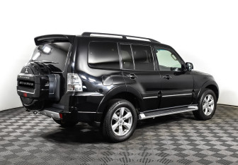 Подержанный автомобиль Mitsubishi Pajero 2014 года (5 фото)