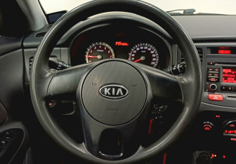 Подержанный автомобиль Kia Rio Sedan 2010 года (11 фото)