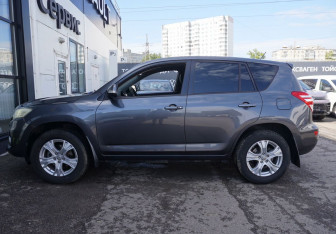 Подержанный автомобиль Toyota RAV4 2010 года (8 фото)