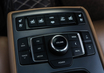 Подержанный автомобиль Hyundai Genesis 2015 года (10 фото)