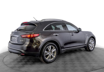 Подержанный автомобиль Infiniti QX70 2016 года (5 фото)
