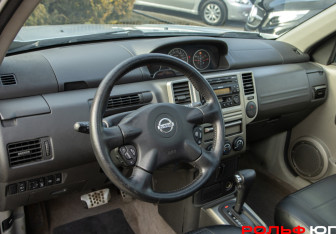 Подержанный автомобиль Nissan X-Trail 2006 года (11 фото)