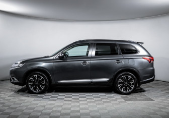 Подержанный автомобиль Mitsubishi Outlander 2021 года (8 фото)