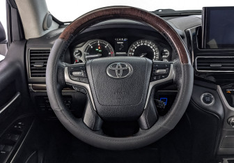 Подержанный автомобиль Toyota Land Cruiser Suv 2015 года (22 фото)