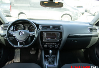 Подержанный автомобиль Volkswagen Jetta Sedan 2018 года (11 фото)