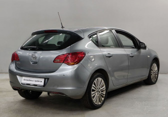 Подержанный автомобиль Opel Astra Hatchback 2011 года (5 фото)