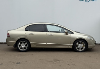 Подержанный автомобиль Honda Civic Sedan 2007 года (4 фото)