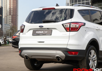 Подержанный автомобиль Ford Kuga 2017 года (18 фото)
