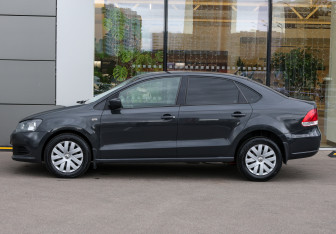 Подержанный автомобиль Volkswagen Polo Sedan 2013 года (8 фото)