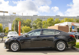 Подержанный автомобиль Lexus ES 2013 года (8 фото)