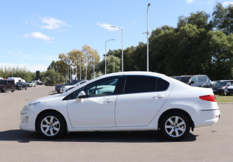 Подержанный автомобиль Peugeot 408 2014 года (8 фото)