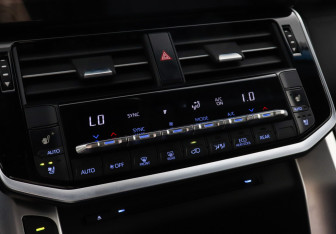 Подержанный автомобиль Toyota Land Cruiser Suv 2022 года (14 фото)