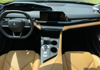 Подержанный автомобиль Changan UNI-V 2023 года (12 фото)