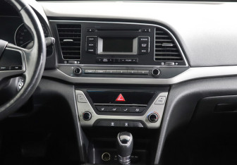 Подержанный автомобиль Hyundai Elantra Sedan 2018 года (8 фото)