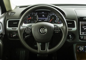 Подержанный автомобиль Volkswagen Touareg 2011 года (11 фото)