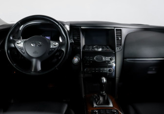 Подержанный автомобиль Infiniti QX70 2015 года (12 фото)