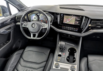 Подержанный автомобиль Volkswagen Touareg 2020 года (30 фото)