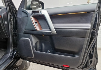 Подержанный автомобиль Toyota Land Cruiser Prado 2017 года (23 фото)