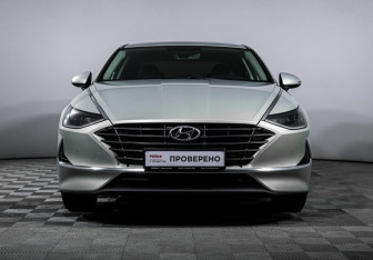 Подержанный автомобиль Hyundai Sonata 2020 года (2 фото)