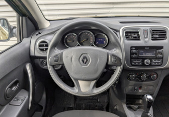 Подержанный автомобиль Renault Sandero 2017 года (21 фото)