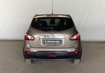 Подержанный автомобиль Nissan Qashqai+2 2012 года (6 фото)