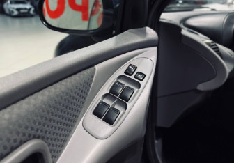 Подержанный автомобиль Nissan Almera Tino Compactvan 2003 года (16 фото)