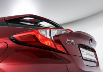 Подержанный автомобиль Toyota C-HR 2018 года (21 фото)
