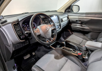 Подержанный автомобиль Mitsubishi Outlander 2018 года (16 фото)
